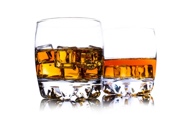 Kieliszek whisky z lodem na białym tle — Zdjęcie stockowe