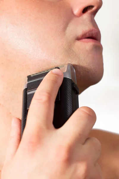 Shaving with electric shaver — Stock Photo, Image