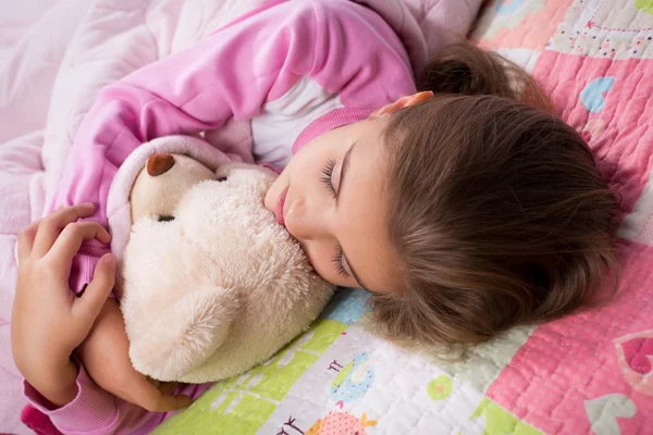 Schattig klein meisje slapen in het bed — Stockfoto