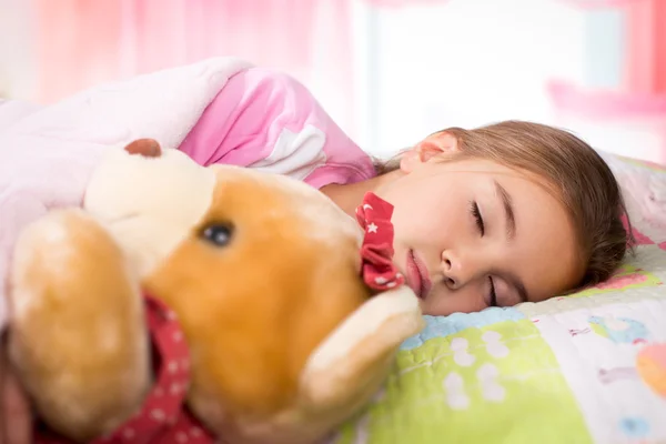 Schattig klein meisje slapen in het bed — Stockfoto