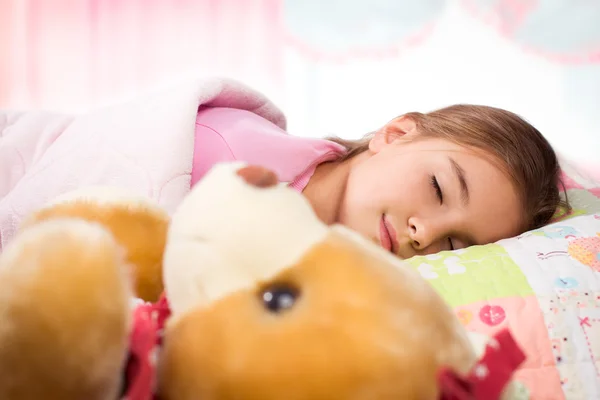 Schattig klein meisje slapen in het bed — Stockfoto