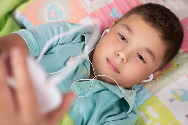 침실에서 음악을 듣고 행복 한 소년 — 스톡 사진
