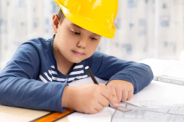 Ein Junge zukünftiger Ingenieur — Stockfoto