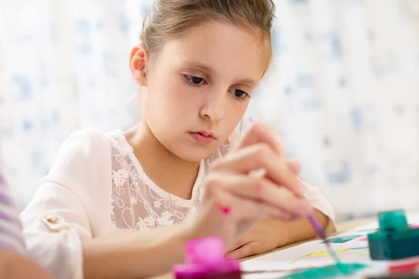 Menina bonito pintando um quadro — Fotografia de Stock