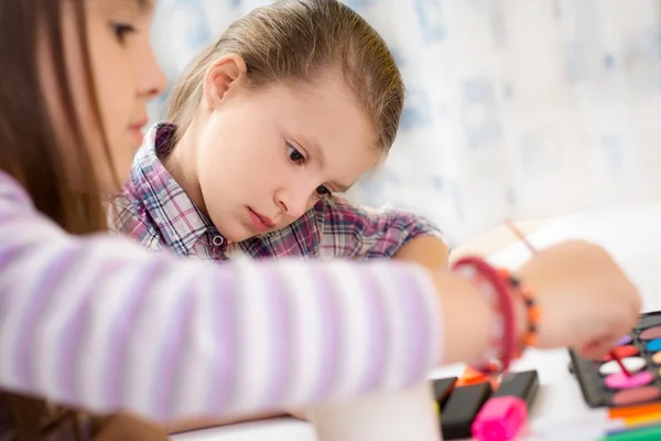 Kleine meisjes afbeeldingen tekenen — Stockfoto