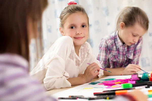 Söt liten flicka måla en bild — Stockfoto