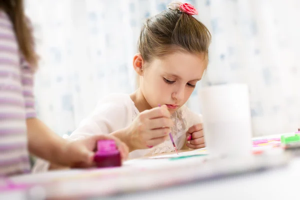 Cute dziewczynka malowanie obrazu — Zdjęcie stockowe