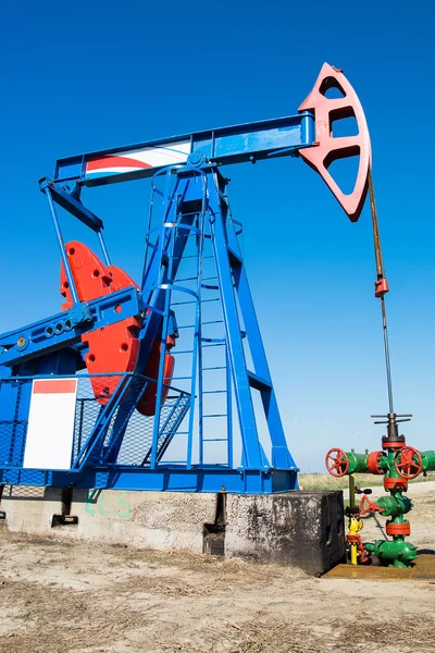Mavi gökyüzü petrol pompa jakına — Stok fotoğraf