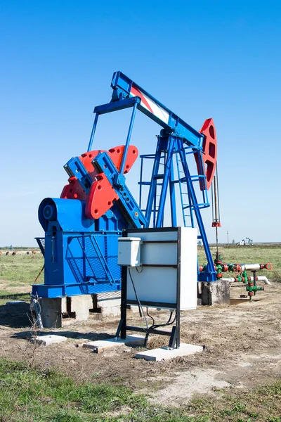 Mavi gökyüzü petrol pompa jakına — Stok fotoğraf