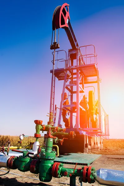 Presa pompa olio sul cielo blu — Foto Stock