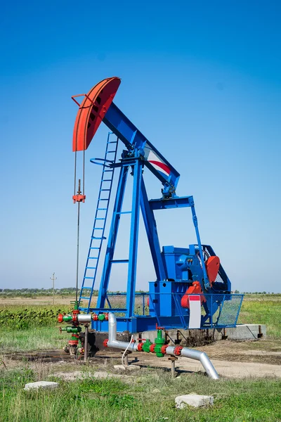 Нефтяной насос на голубом небе — стоковое фото