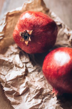 ahşap zemin üzerine nar