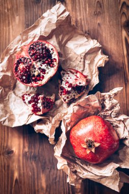 ahşap zemin üzerine nar