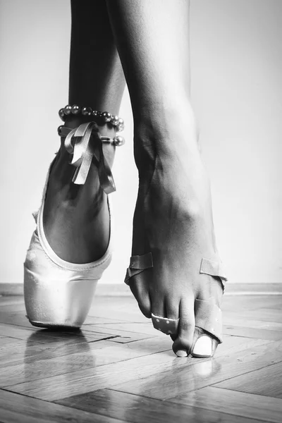 Pies de bailarina bailando — Foto de Stock