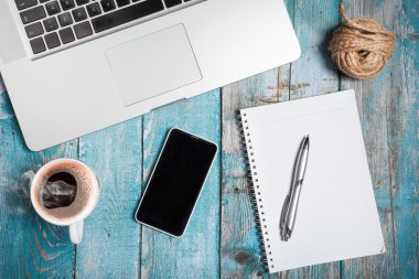 Ahşap masa ofis malzemeleri