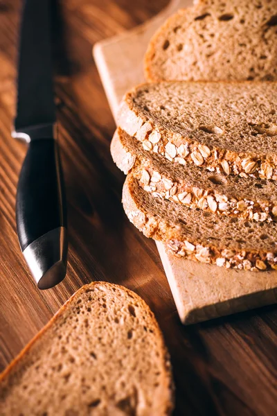 Pane integrale su un vecchio tavolo di legno — Foto Stock