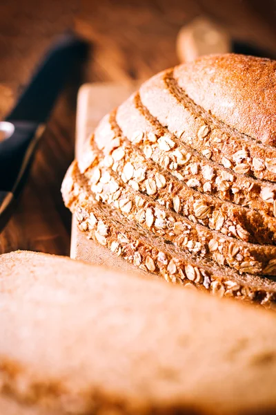 Бурый хлеб на старом деревянном столе — стоковое фото