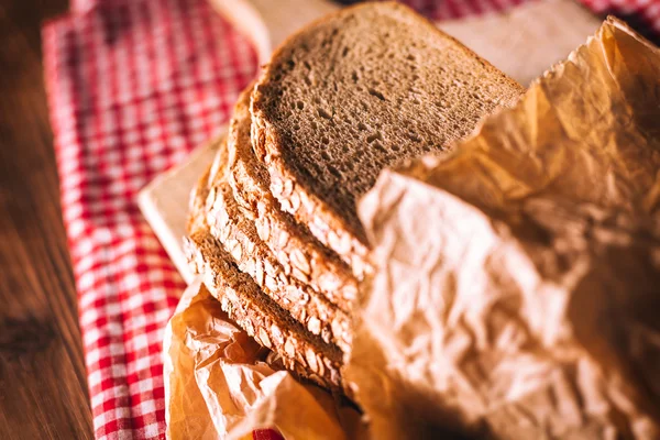 Fresh bread on the plate — 图库照片