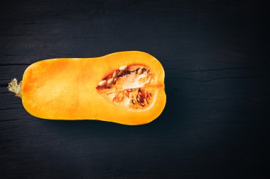 Ahşap üzerine sarı kabak