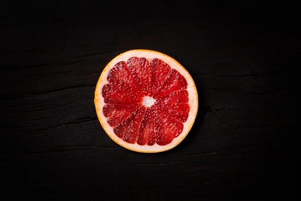 Rote Grapefruit auf altem Tisch — Stockfoto