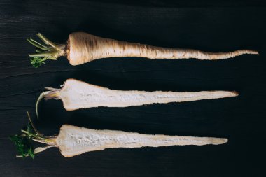 taze maydanoz kökleri ahşap kesme tahtası üzerinde