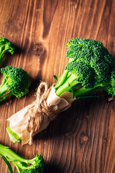 Broccoli op een houten tafel — Stockfoto