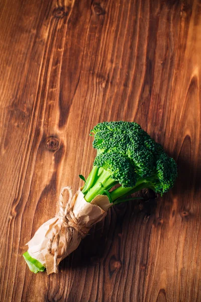 Broccoli op een houten tafel — Stockfoto