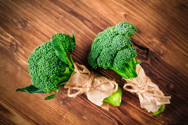 Broccoli su un tavolo di legno — Foto Stock