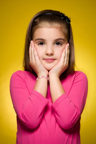 Samling av porträtt av unga flickor på gul bakgrund — Stockfoto