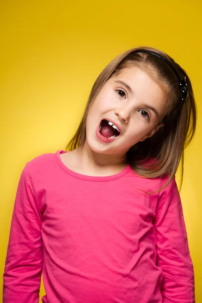 Coleção de retratos de meninas sobre um fundo amarelo — Fotografia de Stock