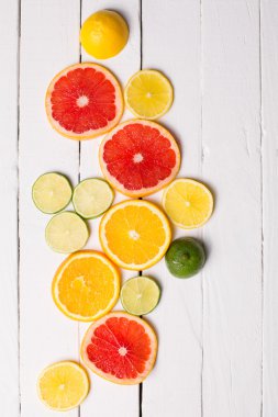 Beyaz ahşap üzerine limon, mandalina, turuncu ve Pembe greyfurt