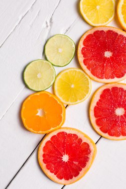 Beyaz ahşap üzerine limon, mandalina, turuncu ve Pembe greyfurt