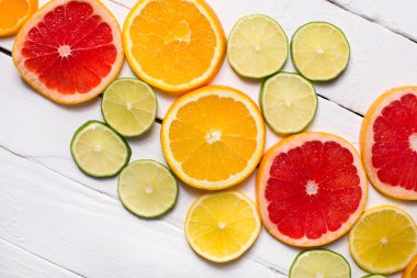 Beyaz ahşap üzerine limon, mandalina, turuncu ve Pembe greyfurt