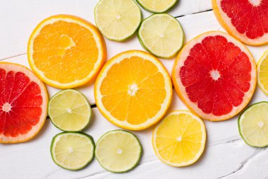 Beyaz ahşap üzerine limon, mandalina, turuncu ve Pembe greyfurt