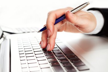 Yazan bir ofis kadınının elleri.