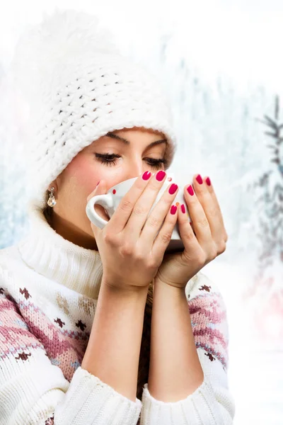 Winter girl drinking warm beverage — Stock Photo, Image