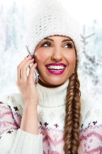 Woman in winter park talking mobile phone — Stock Photo, Image