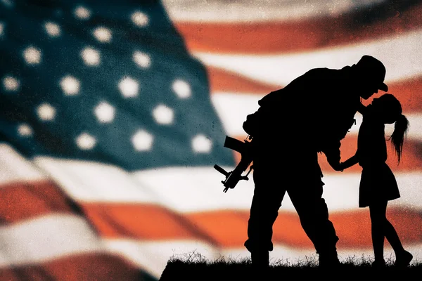 Amerikanische Soldatensilhouette mit amerikanischer Flagge — Stockbild Amerikanische Soldatensilhouette — Stockfoto