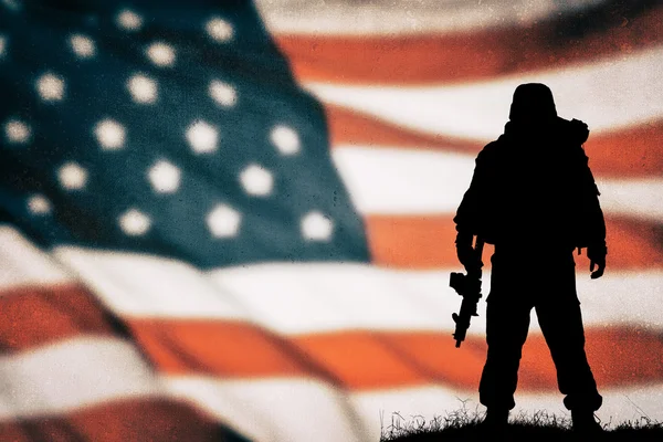 Sziluettjét amerikai katona — Stock Fotó