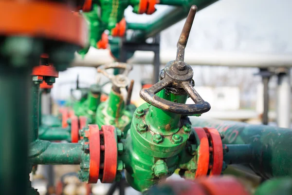 Valve industrielle dans une usine pétrochimique — Photo