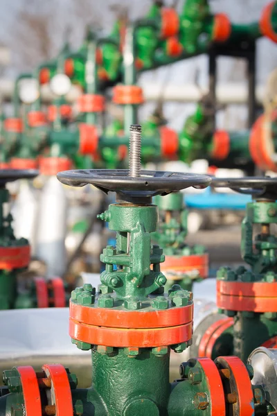 Промисловий клапан на нафтохімічному заводі — стокове фото