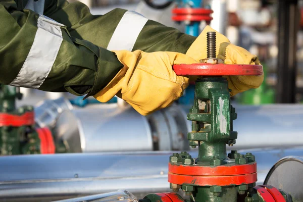 Oil worker turning valve — Stock Photo, Image