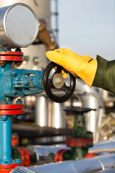 Oil worker turning valve — Stock Photo, Image