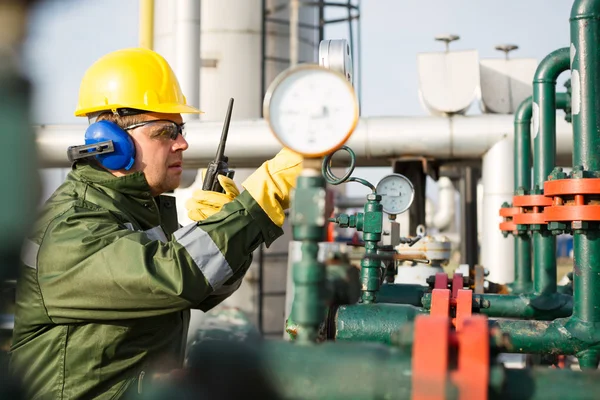 Worker produce oil — Stock Photo, Image