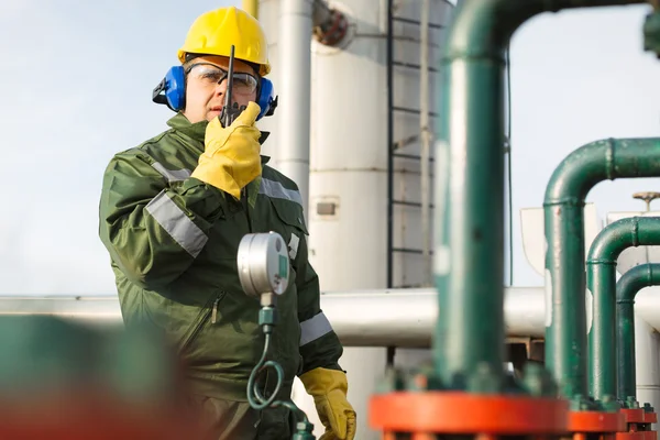 Worker produce oil — Stock Photo, Image