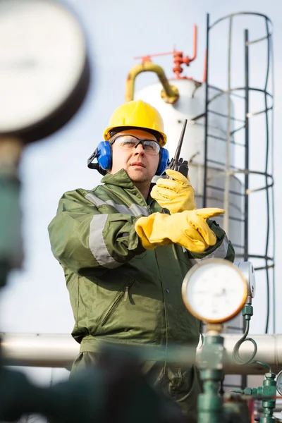 Werknemer produceren olie — Stockfoto