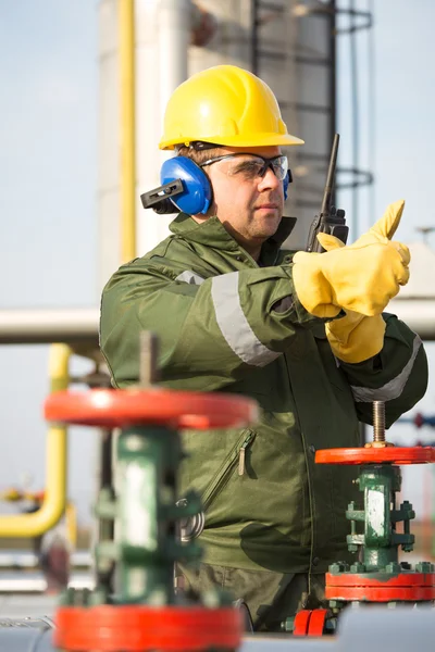 Worker produce oil — Stock Photo, Image