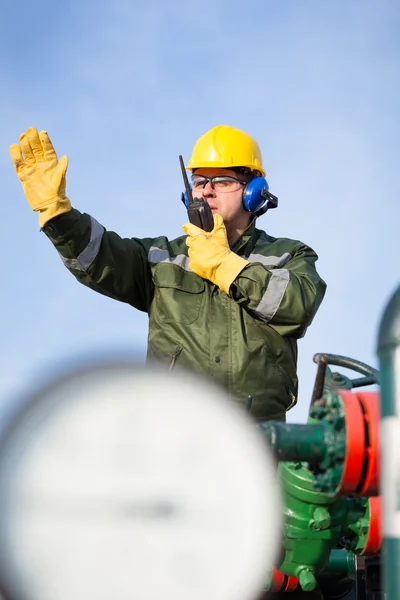 Werknemer produceren olie — Stockfoto