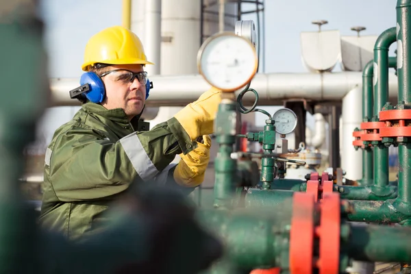 Worker produce oil — Stock Photo, Image