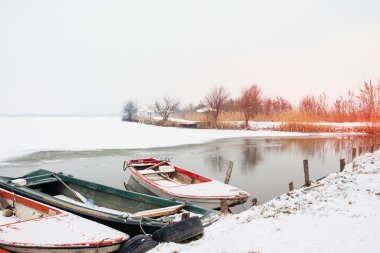 Dondurucu göl kışın teknede